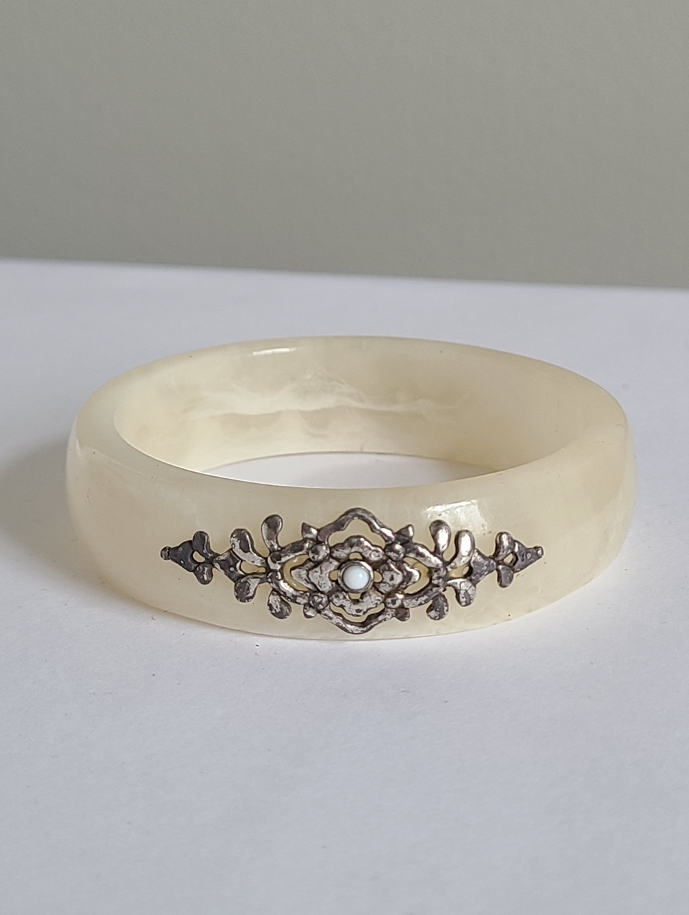 Vintage Bakelite Marbled Ivory Cream Thick Chunky Filigree Resin Bangle Bracelet